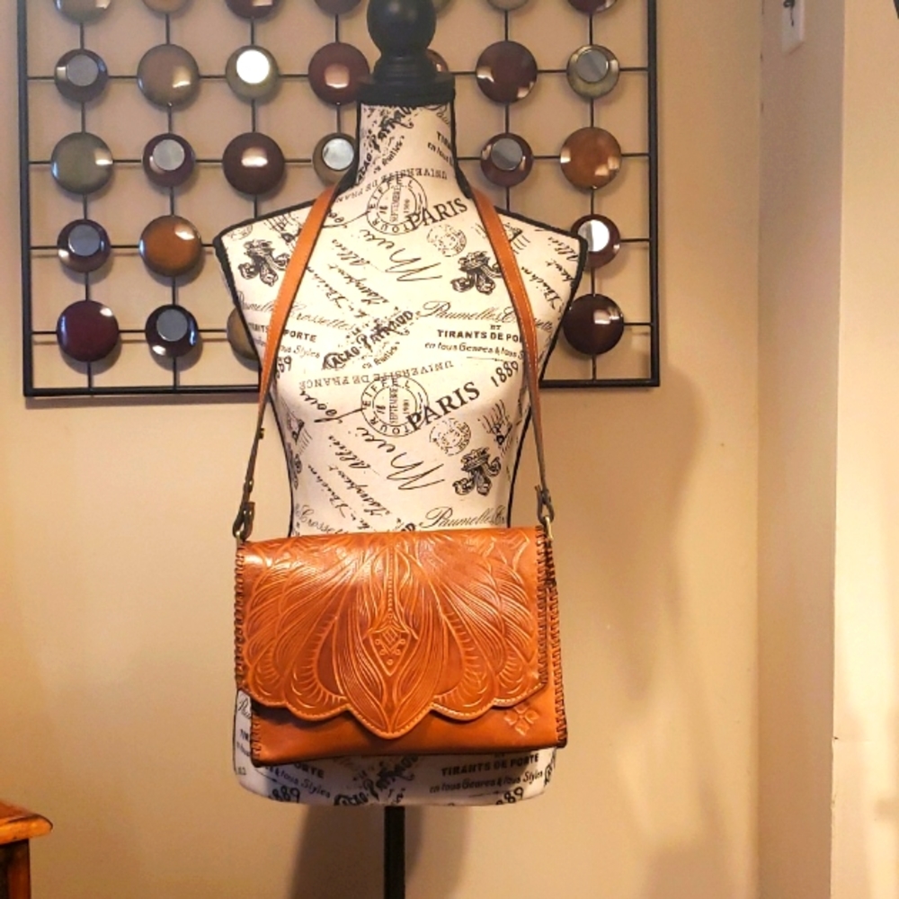Patricia Nash beautiful vintage vegetable tan color purse.